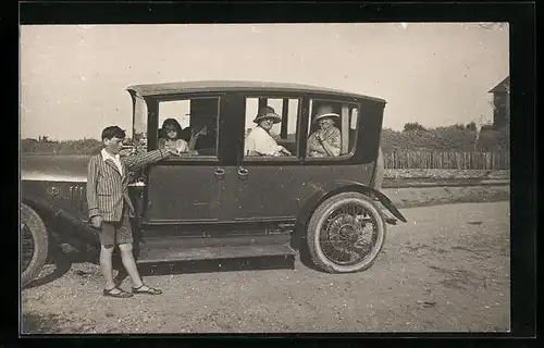 Foto-AK Auto, Familie beim Ausflug