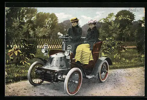 AK Auto, Zwei Frauen mit Hut beim Ausflug