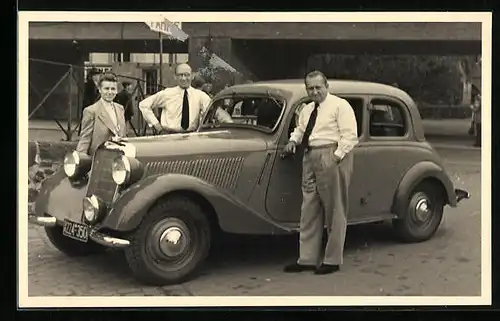 Foto-AK Auto von Mercedes Benz, Freunde am Auto stehend