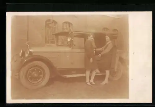Foto-AK Adler Auto, Zwei Frauen reden miteinander