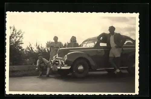 Foto-AK Auto von Ford, Familie macht einen Ausflug