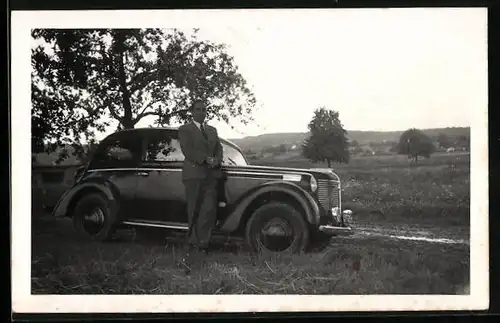 Foto-AK Opel Auto, Mann im Grünen