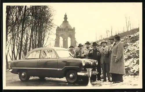 Foto-AK Ford G13 Auto, Männer mit Gläsern in der Hand