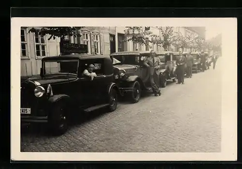 Foto-AK Auto, Männer am Fahrzeug posierend