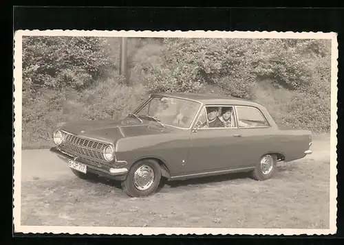 Foto-AK Opel Auto, Vater und Sohn im Grünen