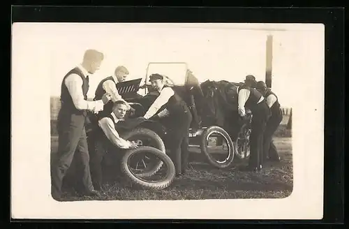 Foto-AK Auto, Männer beim Reifenwechsel