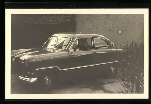 Foto-AK Ford-Weltkugel G13 Auto, Mann im Fahrzeug sitzend