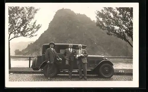 Foto-AK Wanderer Auto, Freunde am See