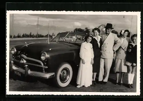 Foto-AK Auto Ford Custom Convertible, Familie neben dem Fahrzeug