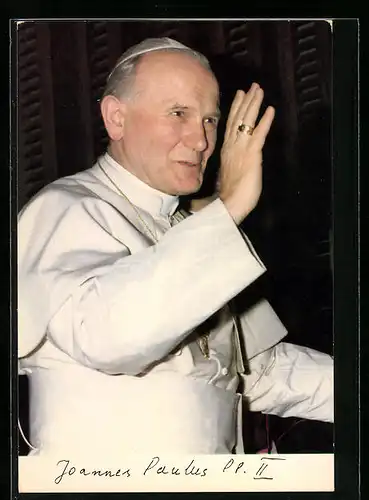 AK Papst Johannes Paul II. hebt grüssend den Arm