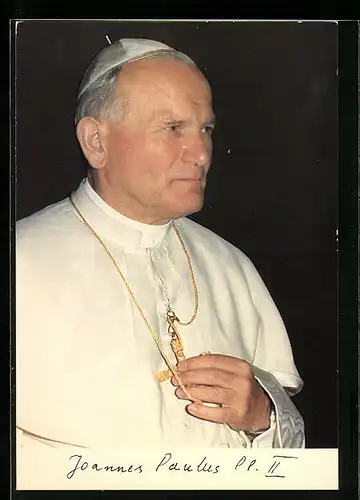 AK Papst Johannes Paul II. berührt sein Kreuz