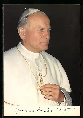 AK Papst Johannes Paul II. berührt sein Kreuz
