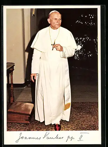 AK Papst Johannes Paul II. berührt sein Kreuz im weissen Ornat
