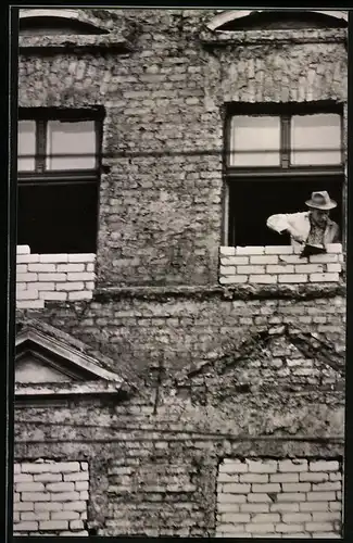 Archiv-Fotografie Ansicht Berlin, Zonengrenze, Fenster im Wohnhaus in der Bernauer Strasse wird zugemauert