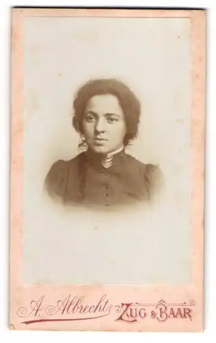 Fotografie A. Albrecht, Zug, Junge Dame mit zurückgebundenem Haar