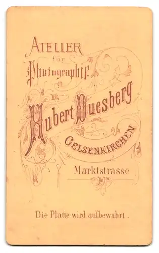 Fotografie Hubert Duesberg, Gelsenkirchen, Marktstrasse, Junge Dame mit zeitgenössischer Frisur