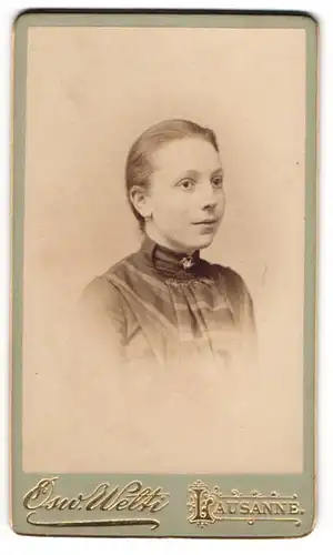 Fotografie Osw. Welti, Lausanne, 6, Rue du Midi, Junge Dame im Kleid mit Kragenbrosche