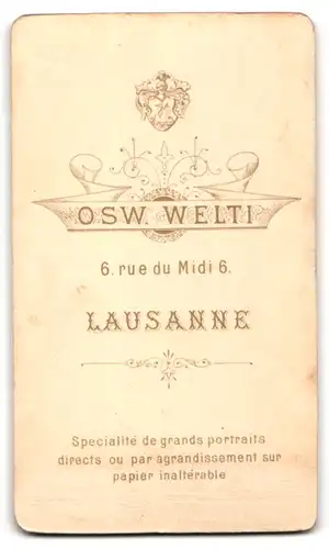 Fotografie Osw. Welti, Lausanne, 6, Rue du Midi, Junge Dame im Kleid mit Kragenbrosche