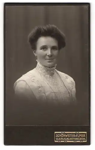 Fotografie Schönwetter-Elmer, Glarus, Bürgerliche Dame mit Kragenbrosche