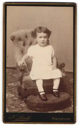 Fotografie J. Linck, Winterthur, Kleines Mädchen im weissen Kleid