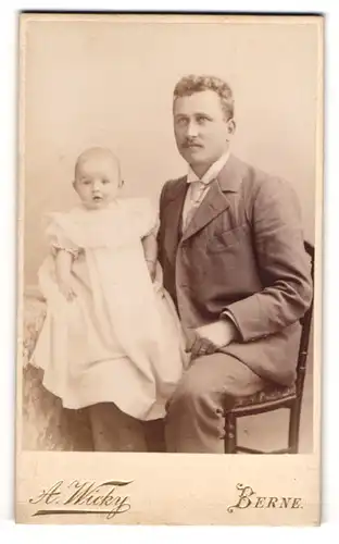 Fotografie A. Wicky, Berne, Schanzenstr. 6, Junger Herr im Anzug mit einem Kleinkind