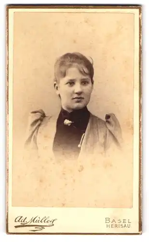 Fotografie Ad. Müller, Basel, St. Clarastr. 5, Junge Dame mit zurückgebundenem Haar