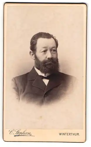 Fotografie C. Stephan, Winterthur, Ecke Wart- u. Rudolfstrasse, Elegant gekleideter Herr mit Vollbart