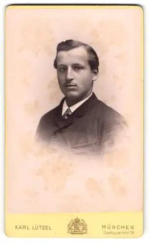 Fotografie Karl Lützel, München, Dachauerstr. 19, Junger Herr im Anzug mit Krawatte