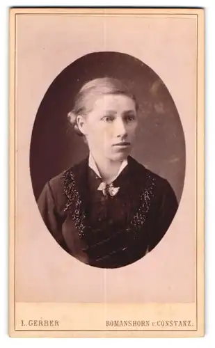 Fotografie L. Gerber, Romanshorn, Junge Frau mit einem Haarknoten