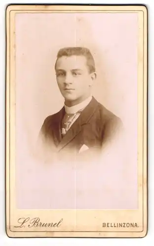 Fotografie L. Brunel, Bellinzona, Junger Herr im Anzug mit Krawatte