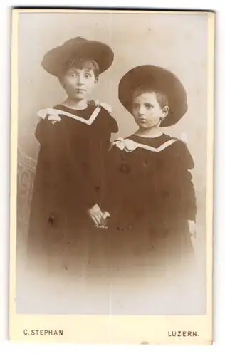Fotografie C. Stephan, Luzern, Zwei Kinder in modischen Kleidern