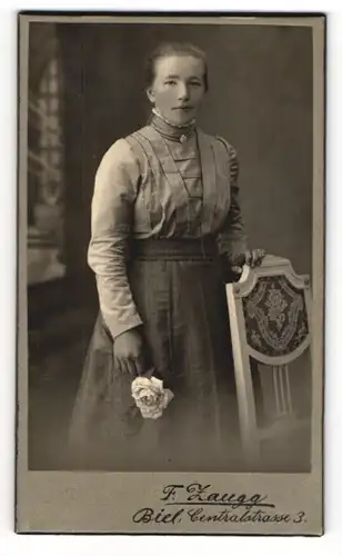 Fotografie F. Zaugg, Biel, Zentralstr. 3, Junge Dame in modischer Kleidung