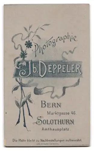 Fotografie Jb. Deppeler, Bern, Marktgasse 46, Junge Dame im Kleid mit Kragenbrosche