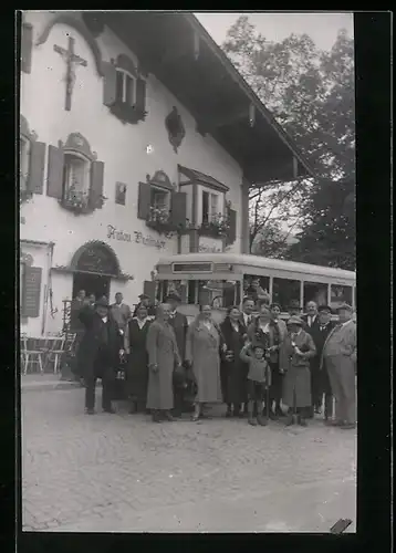 Foto-AK Oberammergau, Reisegesellschaft vorm Hotel Alte Post 1933