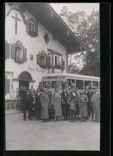 Foto-AK Oberammergau, Reisegesellschaft vorm Hotel Alte Post 1933