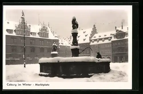 AK Coburg, Marktplatz mit Brunnen im Winter