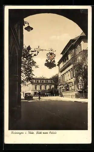 AK Meiningen /Th., Strassenpartie mit Palais