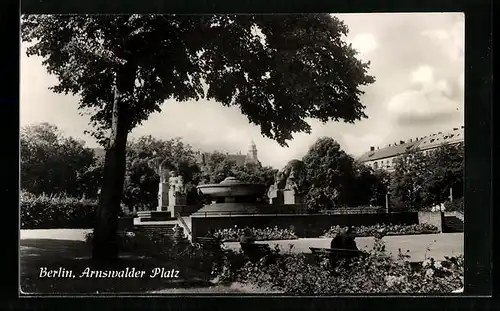 AK Berlin, Arnswalder Platz mit Brunnen