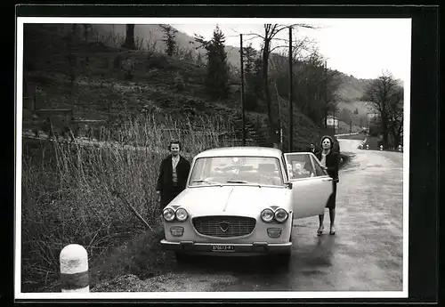 Foto-AK Lancia Auto am Strassenrand, daneben zwei Frauen, Kfz-Kennzeichen 876613-Mi