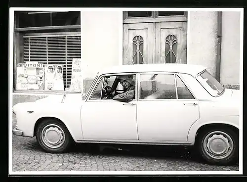 Foto-AK Weisses Auto vor einem Geschäft