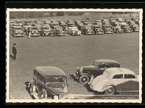 Foto-AK Autos auf einem Parkplatz