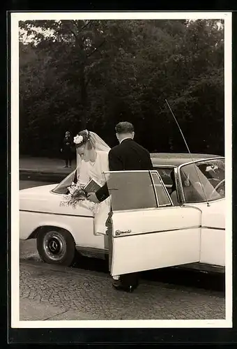 Foto-AK Mercedes Benz W111 Coupe Auto, Brautpaar steigt aus