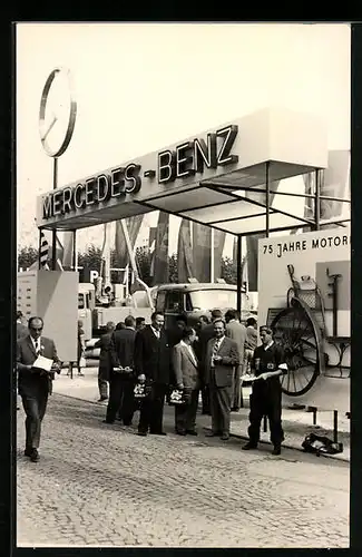 Foto-AK Mercedes-Banz Stand auf einer Auto-Messe