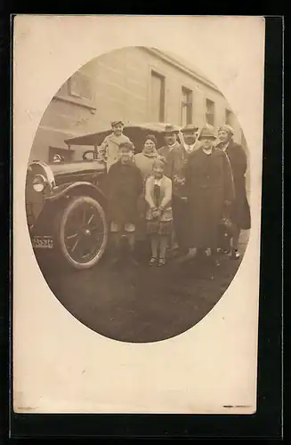 Foto-AK Auto, daneben die Familie des stolzen Besitzers