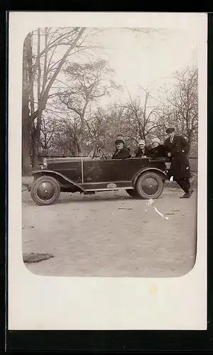 Foto-AK Opel Auto, Familie des stolzen Besitzers