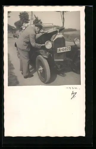 Foto-AK Auto, Kfz-Kennzeichen IA-44125, mit über den Motorraum gebeugtem Fahrer