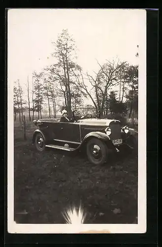 Foto-AK Auto Opel, KFZ-Kennzeichen IA 12131, mit junger Dame auf dem Beifahrersitz