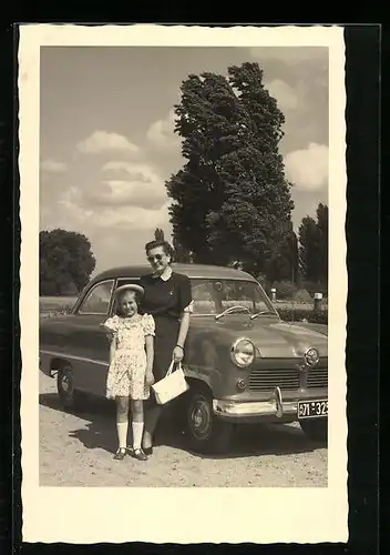 Foto-AK Auto Ford G13 Weltkugel mit Mutter und Tochter