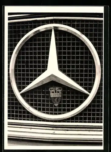 Foto-AK Auto Mercedes Benz, Stern-Emblem mit Wappen, Makro-Aufnahme