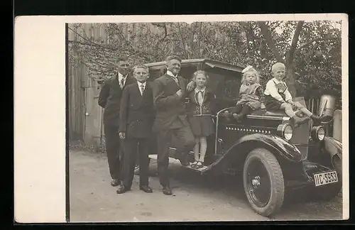 Foto-AK Opel Auto mit drei jungen Männern und drei Kindern